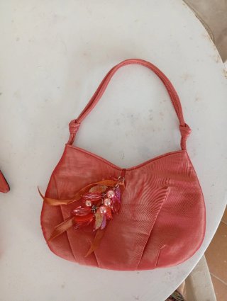 Conjunto coral: zapatos, bolso y tocado