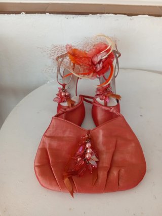 Conjunto coral: zapatos, bolso y tocado
