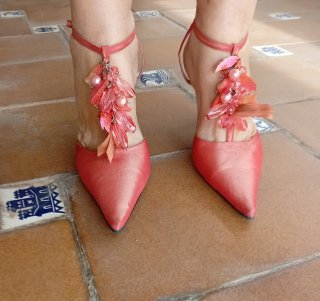 Conjunto coral: zapatos, bolso y tocado