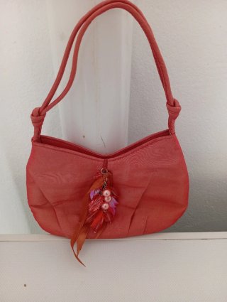 Conjunto coral: zapatos, bolso y tocado