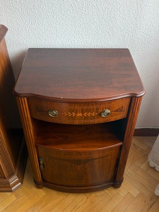 Mueble para TV de dormitorio chapado en nogal