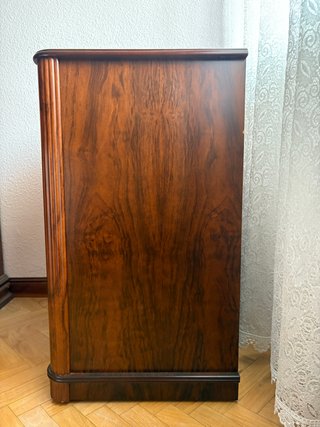 Mueble para TV de dormitorio chapado en nogal