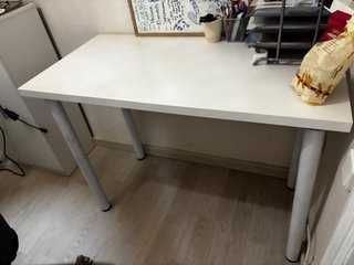 Escritorio blanco y gris