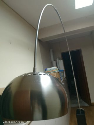 Lámpara de pie en forma de arco