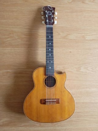 Requinto Artesano Macizo - Cutaway Florentino.