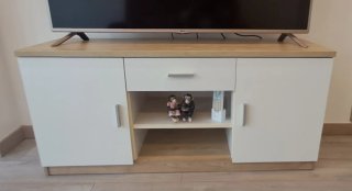 Mesa de TV con puertas y estante