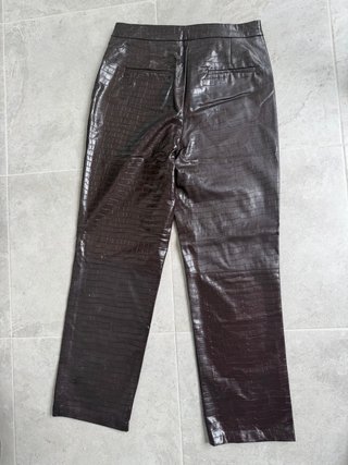 Pantalones efecto piel marrón