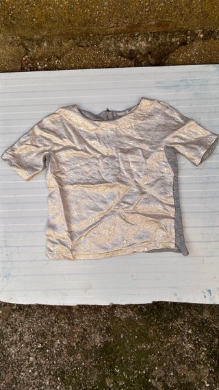 Camiseta plateada y gris