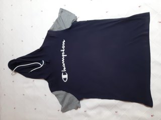 Camiseta Champion con capucha