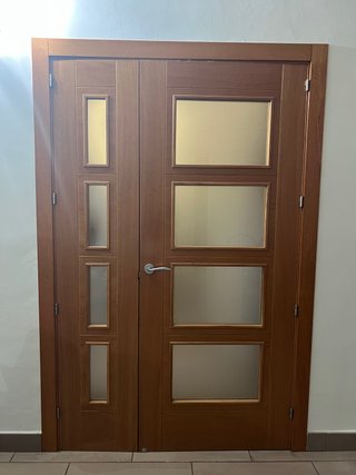 Puerta doble madera con cristal