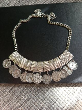 Collar plateado con monedas