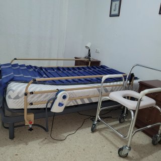 Cama articulada con colchón antiescaras