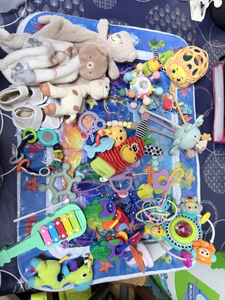 Lote de mordedores y juguetes para bebe