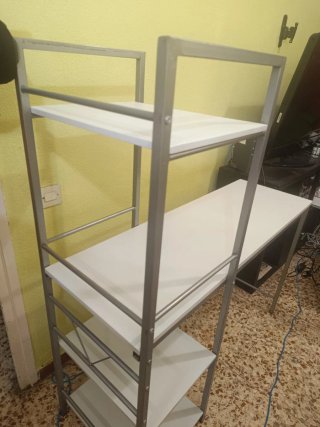 Escritorio blanco con estantería metálica