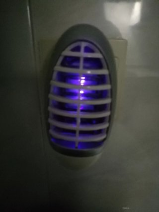 Enchufe de luz azul antimosquitos