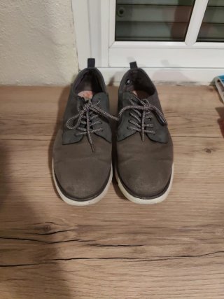 Zapatos grises de lona.