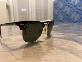 Gafas de sol Ray-Ban Clubmaster negras y doradas