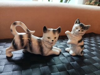 Coppia di figure di gatti in porcellana tedesca