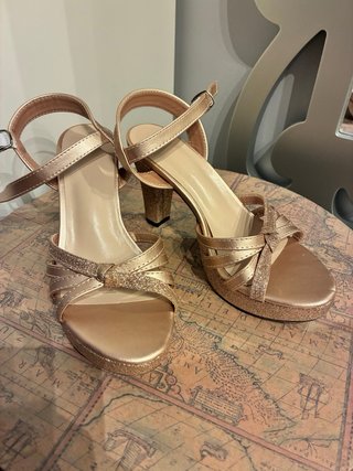 Zapatos de tacón dorados