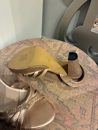 Zapatos de tacón dorados