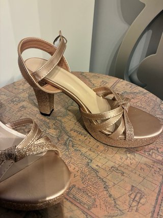 Zapatos de tacón dorados