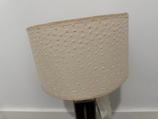 Lámpara de mesa beige y marrón