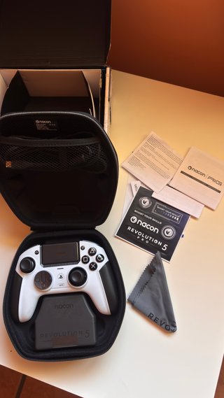 Nacon Revolution 5 Pro como nuevo con accesorios