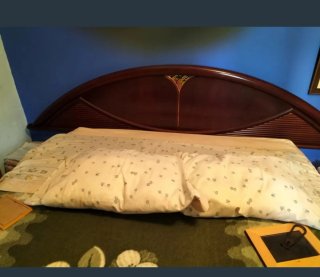 Cabecero de cama de madera marrón