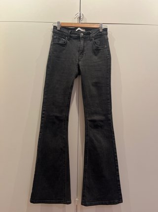 Pantalones vaqueros acampanados grises