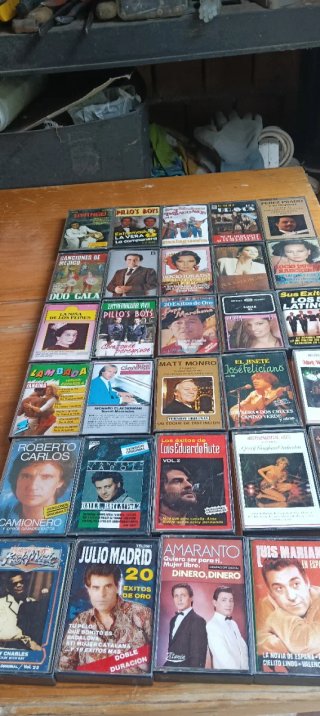 Lote de 24 Cintas de Casete Variadas