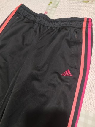 Pantalones Adidas negros con rayas rosas
