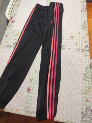 Pantalones Adidas negros con rayas rosas