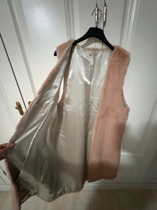 Abrigo elegante gris con cuello de pelo