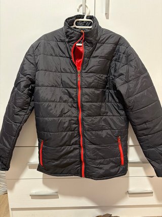 Chaqueta negra hombre con detalles rojos
