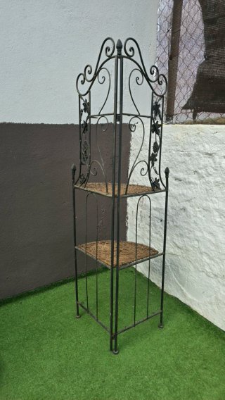 Estantería de esquina metálica con mimbre