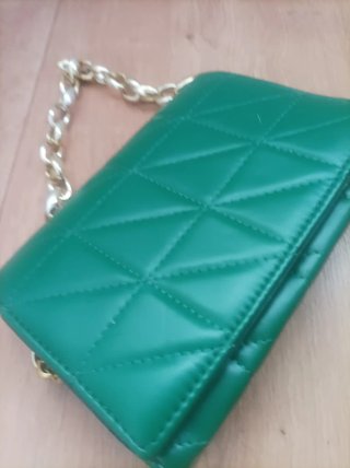 Bolso pequeño verde Zara con cadena dorada