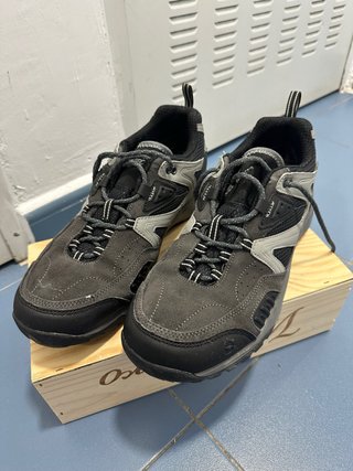 Botas de montaña grises y negras