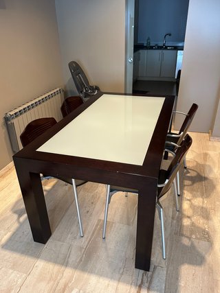 Mesa de comedor con 4 sillas