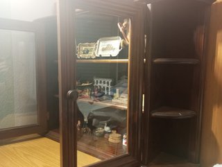 Scaffale in legno vintage con porte