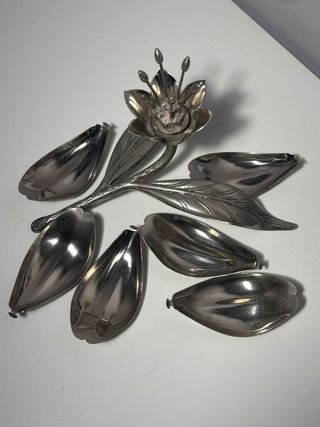Cenicero vintage metálico forma de flor plateado
