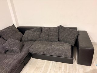 Sofá seccional gris oscuro