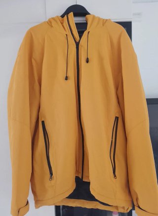 Chaqueta Amarilla con Capucha