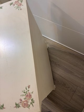 Mueble blanco y verde con puertas de cristal