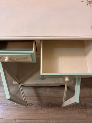 Mueble blanco y verde con puertas de cristal
