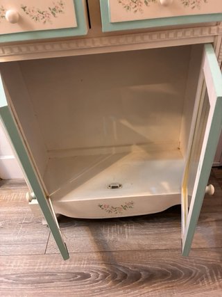 Mueble blanco y verde con puertas de cristal