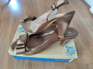 Zapatos de fiesta dorados