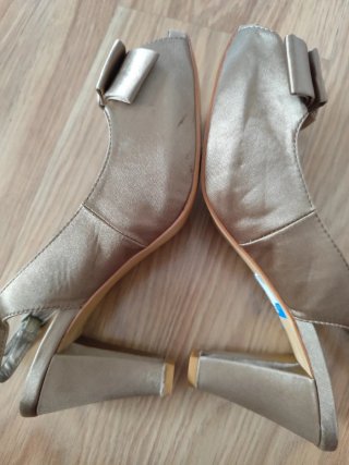 Zapatos de fiesta dorados
