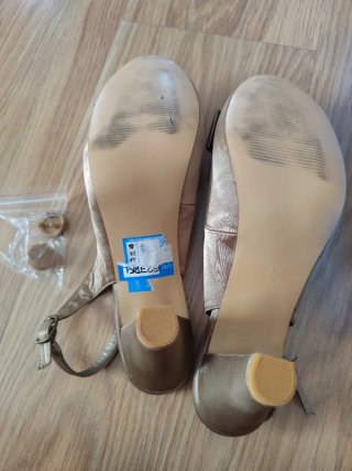 Zapatos de fiesta dorados