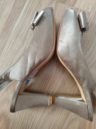 Zapatos de fiesta dorados