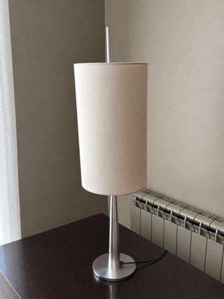 Lámpara de mesa beige y plateada